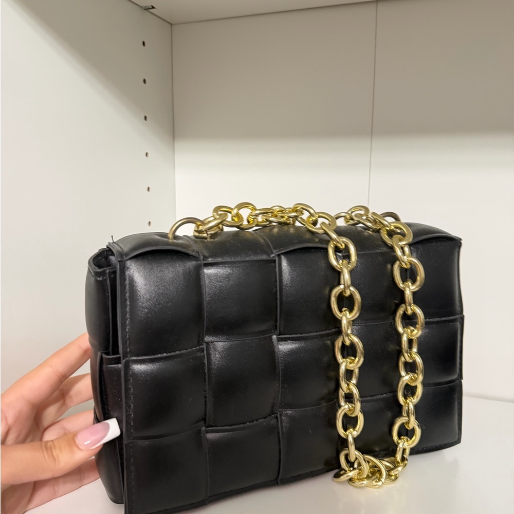 Elegant Black Quilted Bag with Gold Chain